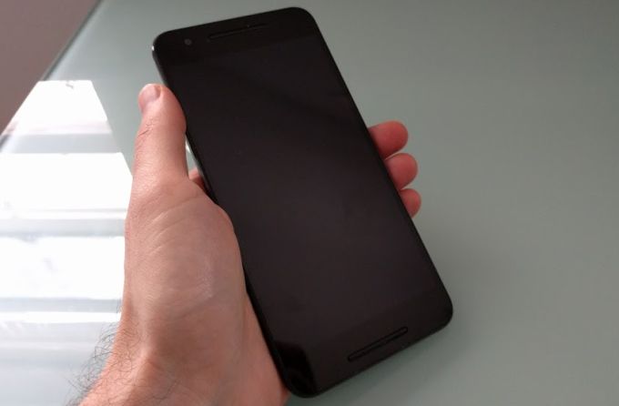 dien thoai len nguon nhung khong len man hinh