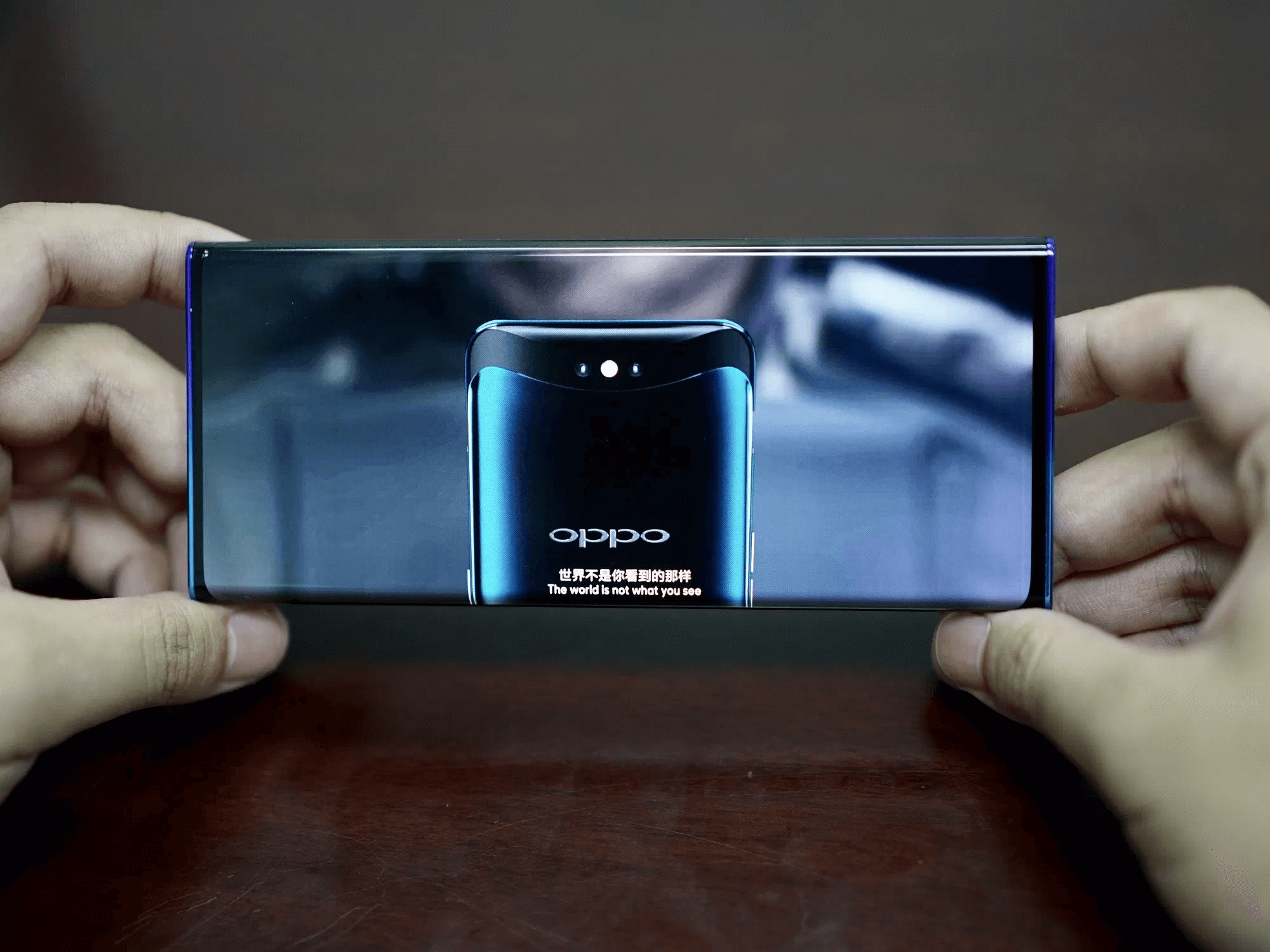 Nguyên nhân cần phải thay kính camera sau cho OPPO Reno Ace
